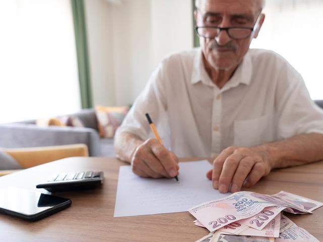 Memur ve emeklinin gözü Temmuz zammında! En düşük maaş kaç lira olacak?