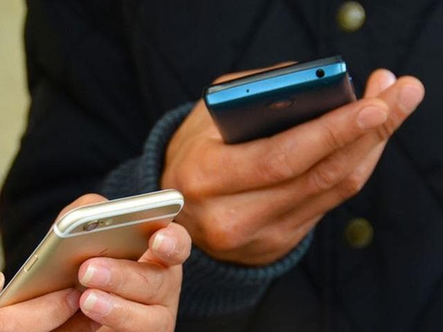 Akıllı telefon ve tabletlere zam yolda! Canlı yayında açıkladı