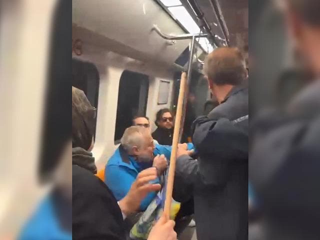 Oklavayla müdahale etti! İstanbul'da metroda kavga
