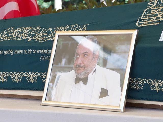 Reha Muhtar son yolculuğuna uğurlandı! Duygusal anlar: "Dünya ile bağını koparmış"