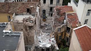 Atina'da patlamayla yıkılan binada ölü sayısı arttı