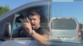 Maganda dehşeti! Kadın sürücünün önünü kesti