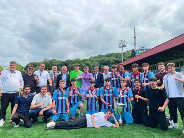 Araklı Saffet Çebi Lisesi'nin şampiyonluk sevinci
