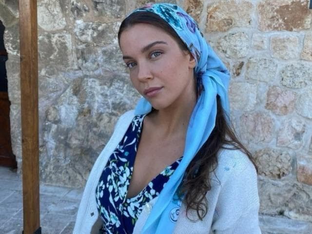 Aşka geldi! Sevgilisini öpmelere doyamadı