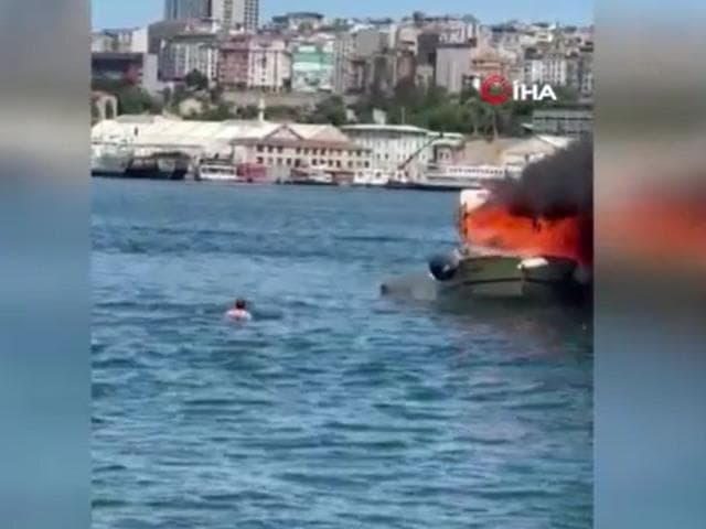İstanbul'da korku dolu anlar! Yanan tekneden atalyarak kurtuldular