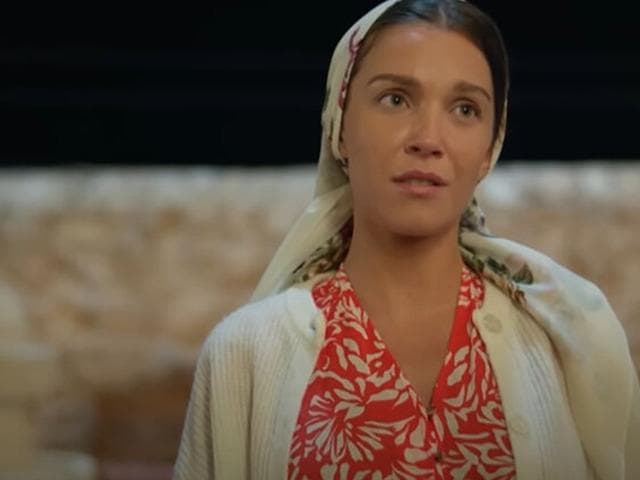 Bahçede bikinisiyle sere serpe uzandı! Pozları olay oldu