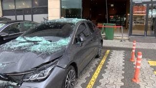 Fren yerine gaza bastı: 2 araç kafeye böyle girdi