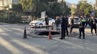 Beşiktaş’ta ana caddede yol çöktü, trafik aksadı