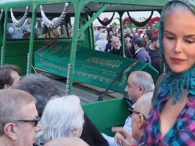 Cenazede dekolte krizi! 'Başını kapatmış ama...'