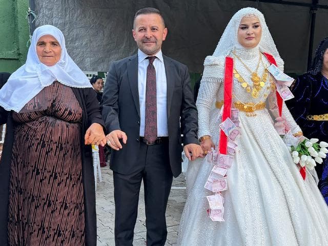 Bunun adı kısıtlamaymış... Bu düğünde maksimum '11 Cumhuriyet altını' takabilirsiniz!